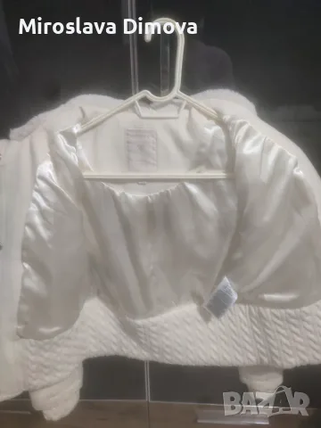 Дамско късо палто на GUESS. Обличано е точно 4 пъти,като ново е .Изключително запазено.