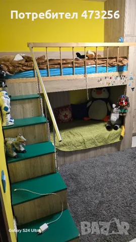 Двуетажно легло с шкафове за съхранение и бюро