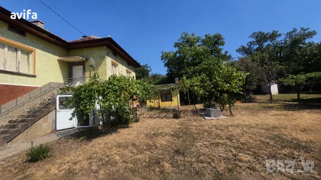 Къща на две улици в Елешница, снимка 2 - Къщи - 56583841