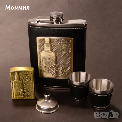 Стилен подаръчен комплект, включващ манерка (фласка), 2 чашки, фунийка и запалка.