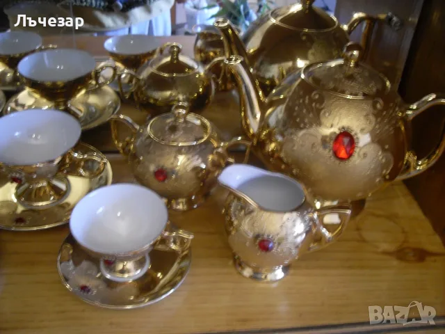 Предлагам  ръчно инкрустиран и  позлатен изцяло,сервиз за кафе и чай!