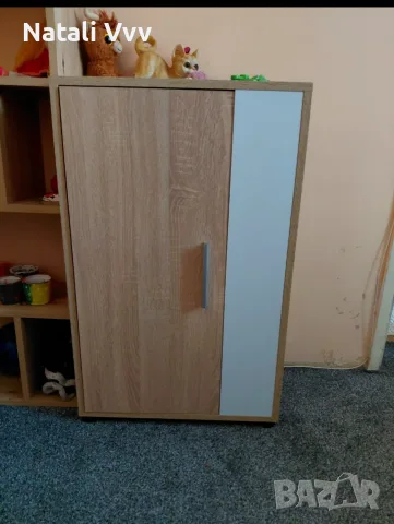 Продавам практична и модерна секция за хол / ТВ шкаф с колона.