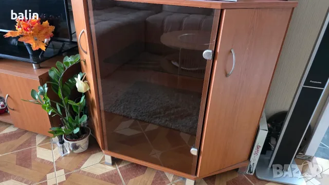 Продавам 2 броя холни шкафа с вратички и витрина!