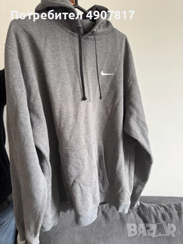 Сив Nike суичър с качулка и преден джоб. Размер XXL. Носен, в добро състояние.