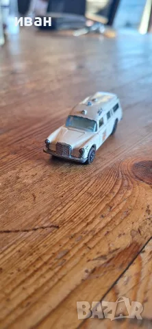 Мачбокс England Mercedes Benz Ambulance 