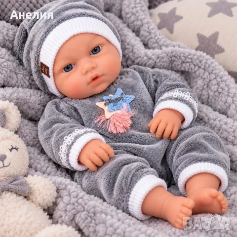 Реалистична бебешка кукла 30 см с меки дрешки и шапчица