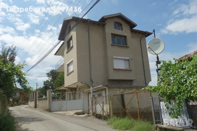 Продавам масивна триетажна къща с двор и два гаража в град Свищов - 215 000 €
