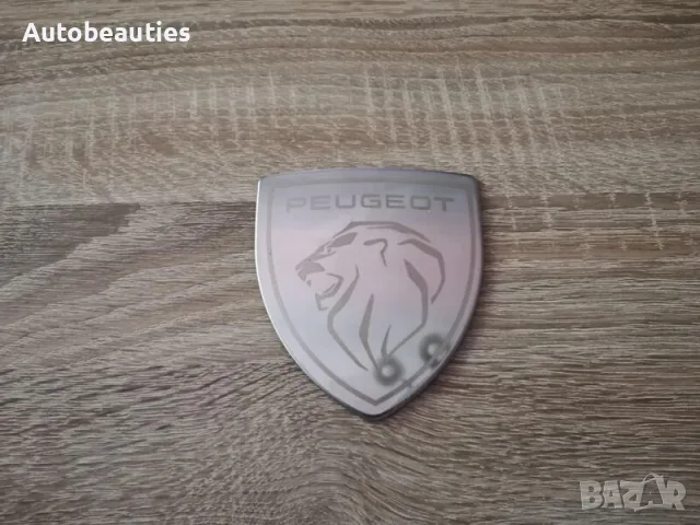 бяла метална емблема Peugeot с новото лого
