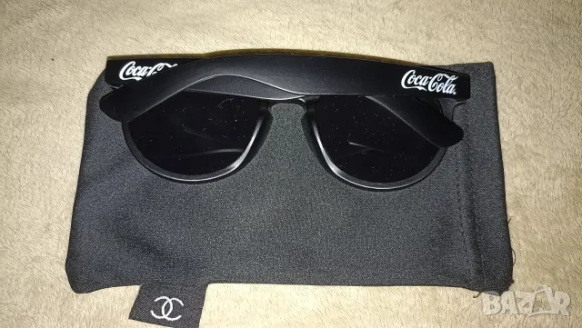 Продавам слънчеви очила Coca-Cola с калъфче за очила Guess