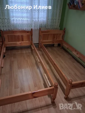 Два броя дървени кревата,нощно шкафче,скрин и корниз 