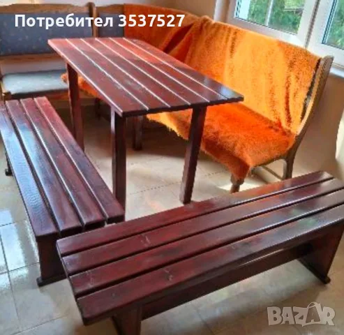 Дървена маса с две пейки