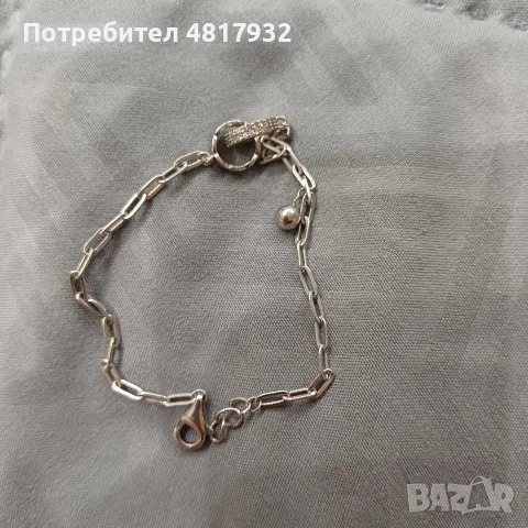 Сребърна гривна.