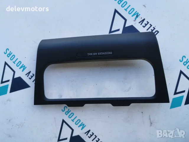 5K0858069P Панел на арматурно табло, пътническа страна Volkswagen Черен пластмасов панел с надпис