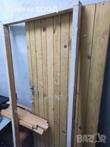 Дървена врата за мазе, с каса и брава