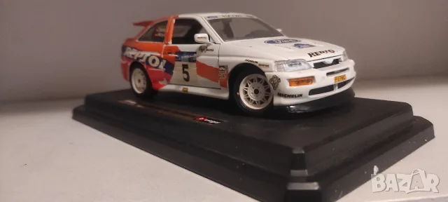 Bburago Ford Escort RS Coswort 1:24, снимка 4 - Колекции - 56569491