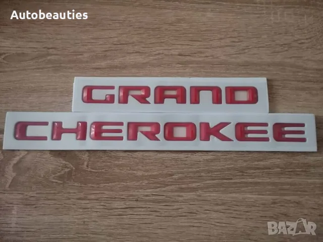 червен надпис Jeep Grand Cherokee