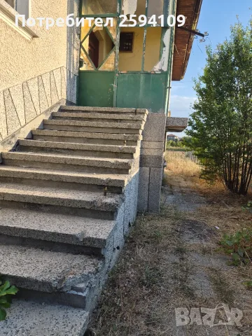 Къща с два гаража и двор, снимка 12 - Къщи - 56705423