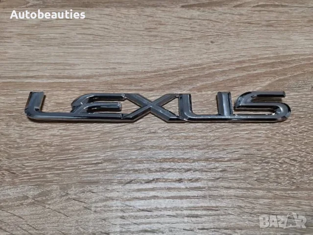 сребрист надпис Lexus
