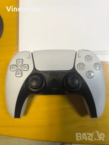 Оригинален безжичен контролер Sony PlayStation 5 DualSense в бял цвят.
