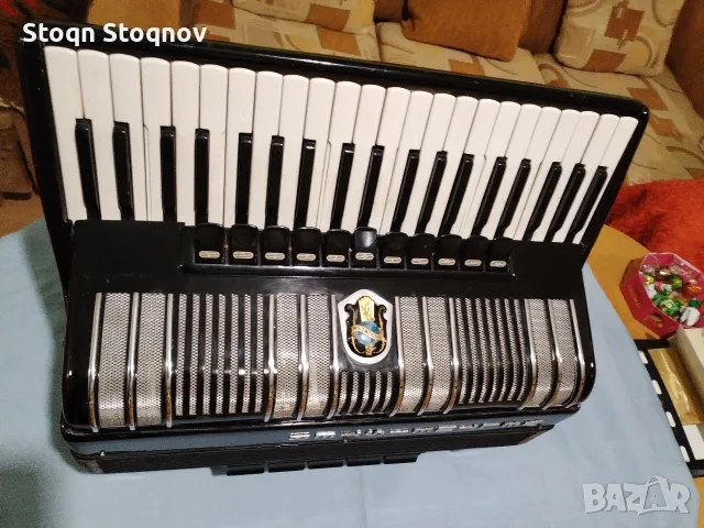 Акордеон Велтмайстер ес4, снимка 3 - Акордеони - 56740069
