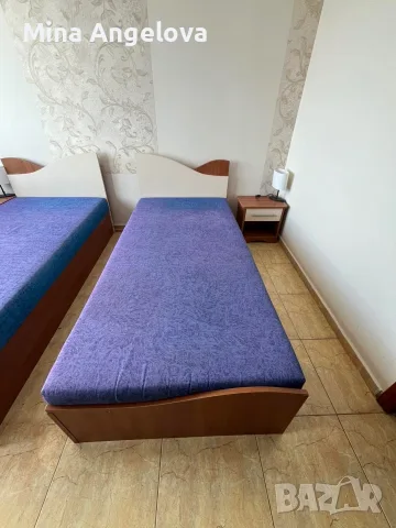 Единични легла и нощни шкафчета