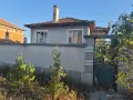 Къща с два гаража и двор, снимка 1