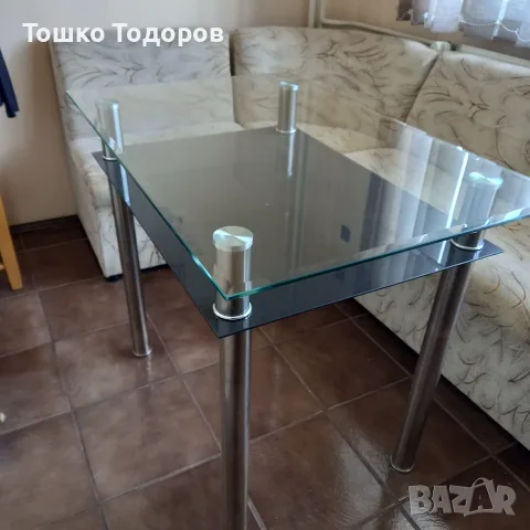 Продавам две стъклени масички 