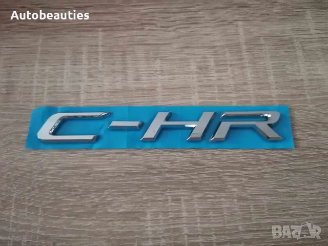 сребрист надпис емблема Toyota C-HR