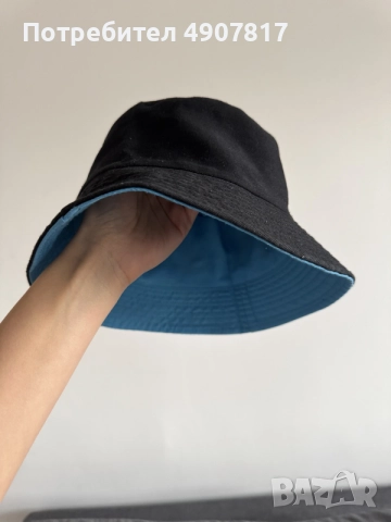 Двуцветна bucket hat шапка в черно и синьо