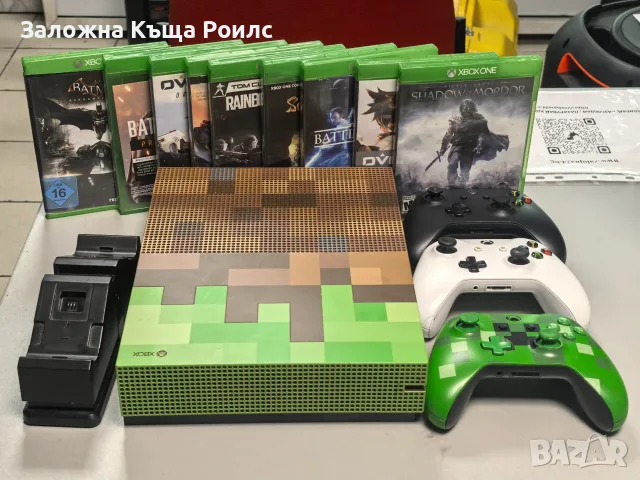 Xbox One S Minecraft Edition 1TB с 3 джойстика, зарядна станция и 9 игри