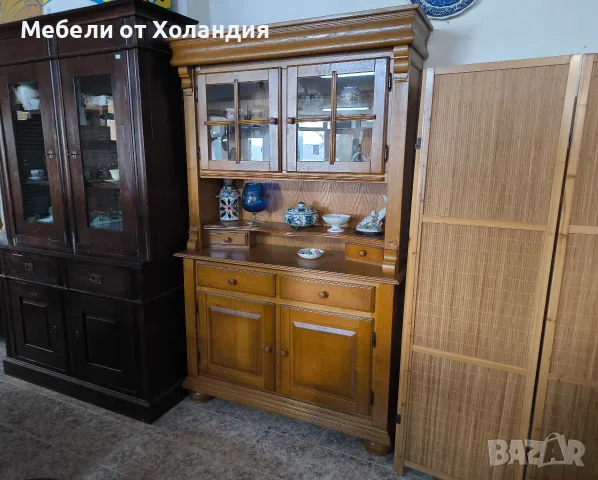 Дъбов кухненски бюфет с витрина