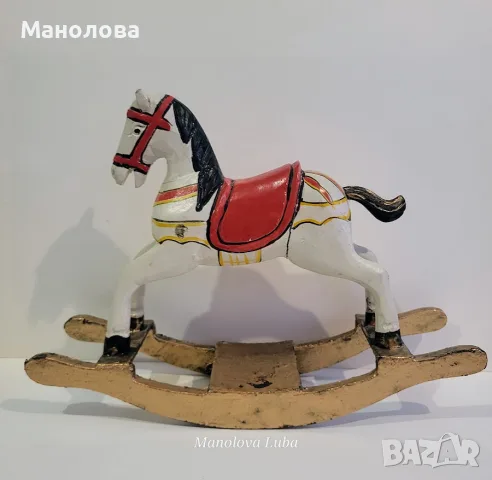 Винтидж декоративно дървено конче-люлка.