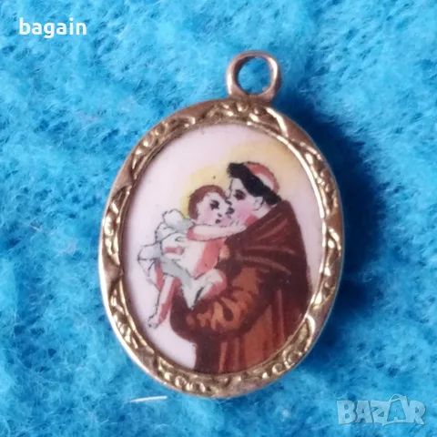 Златен медальон.