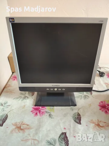 Монитор Hyundai с кабел HDMI към VGA
