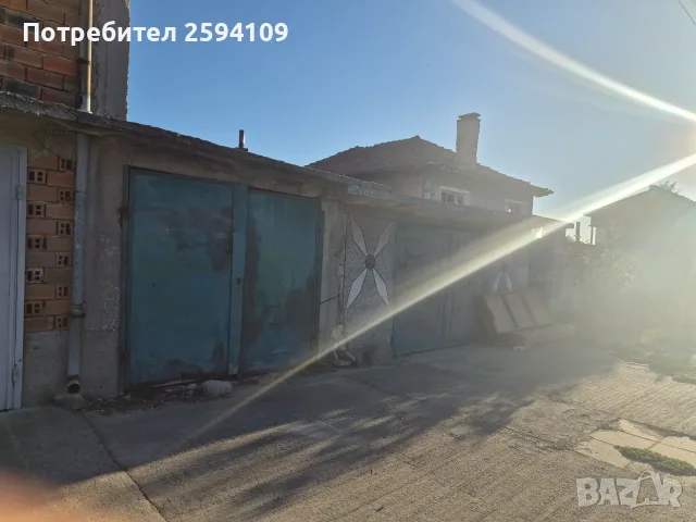 Къща с два гаража и двор, снимка 2 - Къщи - 56705423