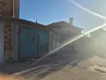 Къща с два гаража и двор, снимка 2