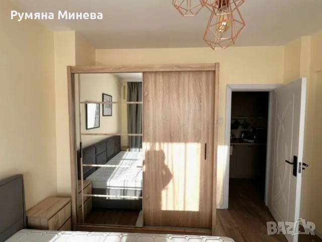 Продавам двукрилен гардероб с плъзгащи се врати.