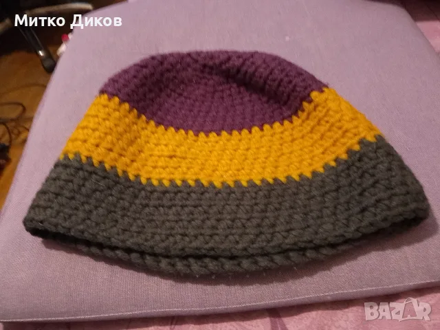 Вълнена шапка зимна женска плетена ръчно на една кука нова трицветна топла