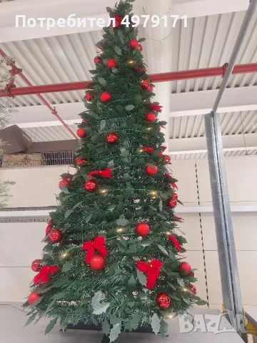 Украсена коледна елха