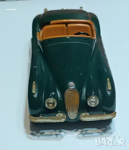 Метален модел Jaguar XK120 Roadster 1:24 Bburago (Италия) – за части / реставрация