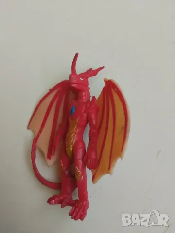 Червена фигурка на дракон