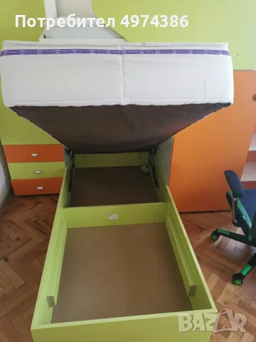 Ниво за обзавеждане на детска стая с бюро и геймърски стол. 