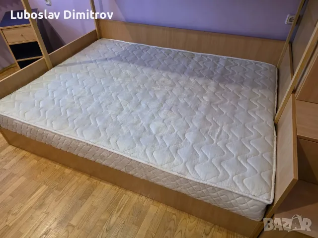 двуетажно легло с голяма спална площ и стълби-чекмеджета