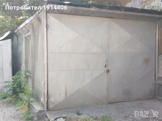 Гараж 18 кв.м., топ център, широк и висок, на ниво улица, подходящ и за много големи автомобили