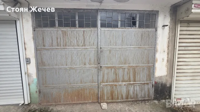 Продавам двукрилажелязна врата  за гараж с рамка.