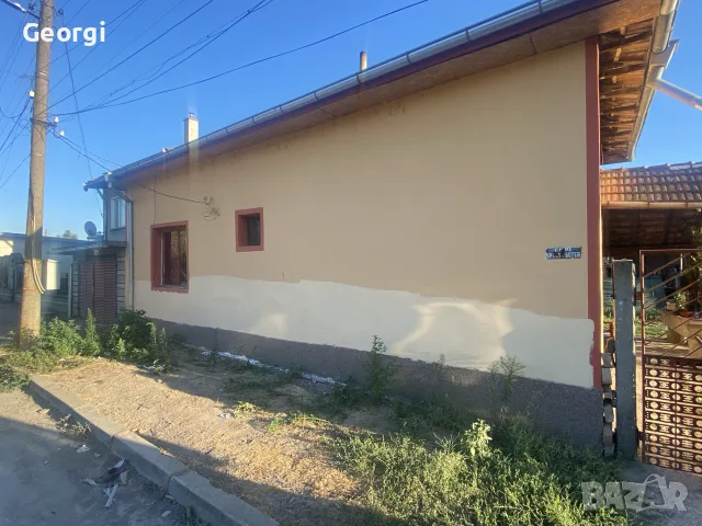 продавам къща в Долни Дъбник близо до центъра къщата е с три спални кухня баня и тоалетна къщата