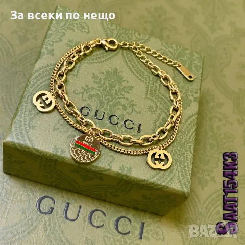 Gucci Дамска Двойна Златиста Гривна С Висулки GG Лого И Зелено-Червено Детайлче Код SK2559