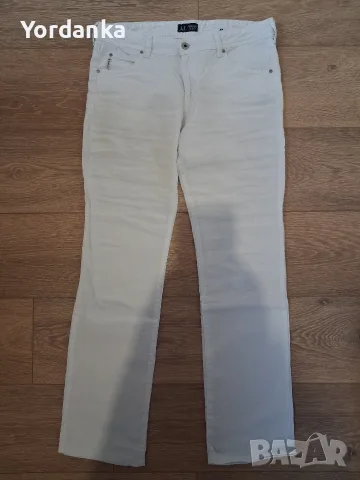 Дамски бели панталони,единият е Armani jeans