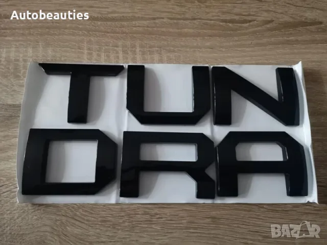 черен надпис Toyota Tundra