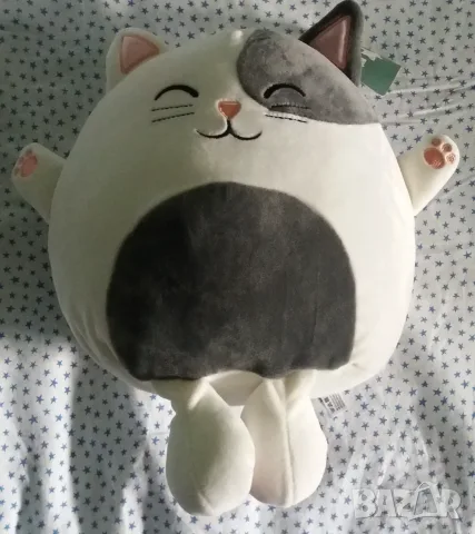 Четири плюшени играчки котки и пчеличка Мая
